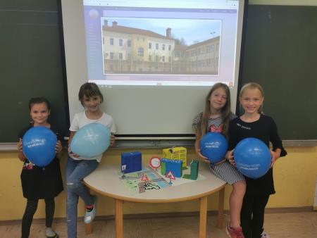 učenci 3. b so po skupinah izdelovali maketo šole (MŠ Primož Trubar)